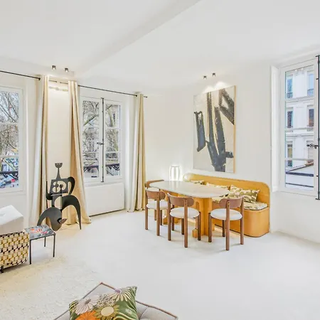 Appartamento Refined Elegance In *